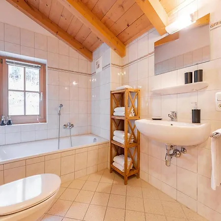 Chalet Quiet With Sauna In Koenigsleiten