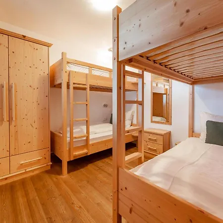 Chalet Quiet With Sauna In Koenigsleiten Wald im Pinzgau
